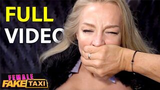 Házas pasi durván kezeli a fake taxiban a dögös csajt