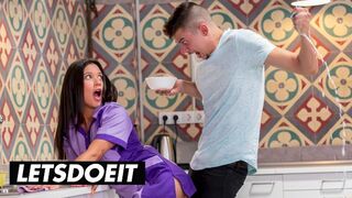 Szexi szobalány nagy faszt szop hotelben