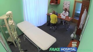 Szűk szobában szőke orosz beteg nyalja az ápolónőt szenvedélyesen
