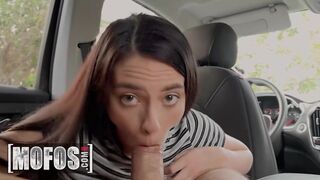 Gianna Ivy uber-sofőr alig bírja a jóképű farkast