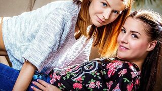 Eveline Dellai ugrál kétfejű óriásdildón vadul