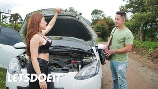 Latin milf Leela Moon keményen megdugja szerelőjét fürgén