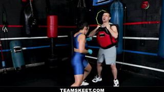 Kickboxos lány edzés utáni vad baszás