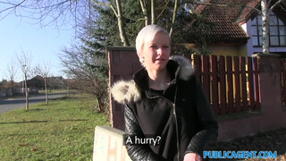 Cseh kopasz pinás csaj Public Agent nyilvános dugása