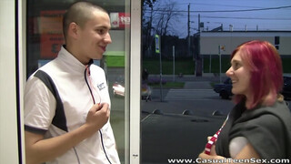Lila hajú csaj gyors dugást kap ruhatárban