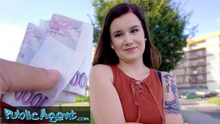 Csinos Eliss meztelenül pózol erotikus amatőr fotókon