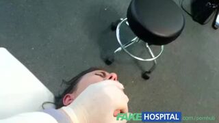 Csodás mellű páciens szexuális kezelésen nyög