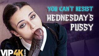 Wednesday kutyapózban nyalja mostohaapa hatalmas farkát