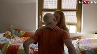 Szőke tini nyögve élvezi az öreg farkát