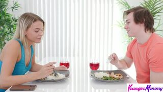 Faszéhes mostohaanya lépfiát lovagolja vadul