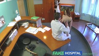 Dús mellű új lány szopik és baszik munkáért klinikán
