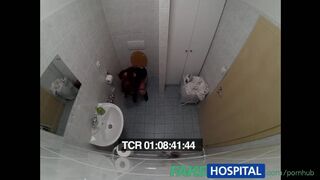Tetovált tini élvez dokinak fake kórházban
