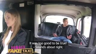 Fiatal srác Angel Piaff borotvált puncáját dúlja taxiban