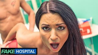 Ania Kinski lengyel milf új melleit mutogat orvosnak