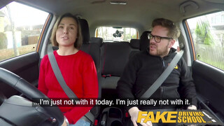 Csattogó csöcsös csaj fake driving schoolban szexel vezetés közben