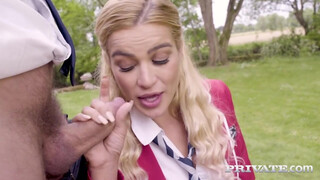 Cherry Kiss élvezésig szopja vastag faszt