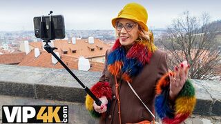 Szőke milf baszással oldja meg alvásproblémáit