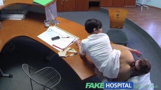 Szemtelen doki faszát harapja a cicis exnő