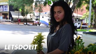 Barna milf Selena mélyen töltött latin puncija