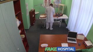 Diák lány alapos puncivizsgálata klinikán