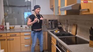 Német milf kukoricával dugja magát és nyalja nedvét