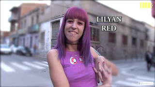 Lilyan Red amatőr puncija mindent megmutat