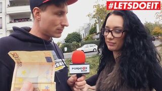 Német tinilány kerek popóval száll le a buszról, majd vad autós szexben égne el