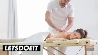 Rebecca Volpetti csúszós olajos masszázsa Kristof Cale forró szerelmi tolásával