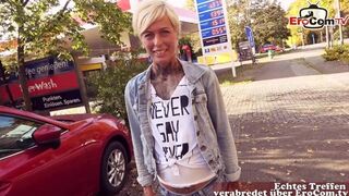 Utcán szexelés német tankolóban: POV milf fújás