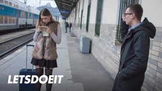 Vadul vágyakozó tini felfalja Charlie Dean hatalmas farkát egy intenzív POV baszásra