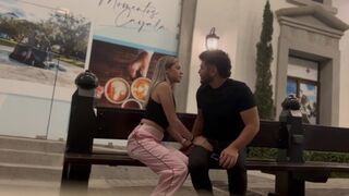 Egy idegen fickó csábítja el a dögös turistalányt