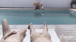 Villantás és spriccelés egy idegennek a nudista üdülőben, miközben a cuckold férjem kimaradt a játékból!