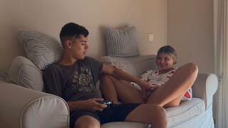 Mostoha hugom kitart mellette: nem fejezhetem be a játékot, míg előbb bele nem bújok
