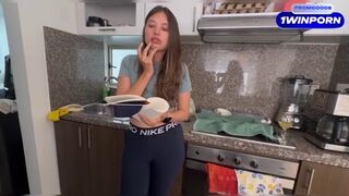 Szőke szomszédnőm izgatóan maszturbál, videót készül küldeni a szeretőjének