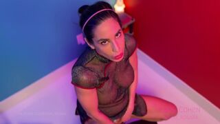 Lana Cohen MILF dildózik magát, miközben seggdugó mélyen benne van