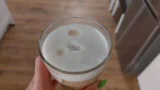 Felszarvazott férj kortyolgat sperma ízű kávét, miután felesége mohón leszopta a barátját és tele töltötte a száját