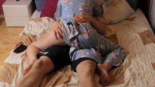 Mostoha anya rajtakapta mostoha fiát a pornónál és segített neki hamar elélvezni