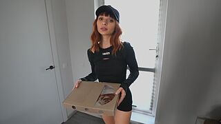 Forró diáklány futár felfalta a pizzámat, én meg kitörtem a szűk kis punciját