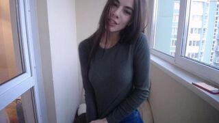 Csinos tanyasi lány csábítóan feszíti a cicijét