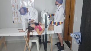 Szeme bepántyolva, az orvosi csapat izgatóan behatol a betegbe