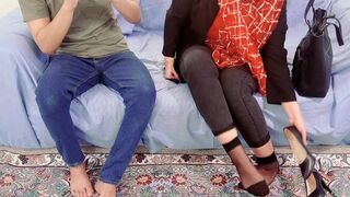 Forró milf vadul élvezi az idegent, miközben a férje mobilján leskelődik