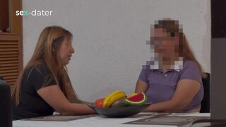 Forró érett csaj ujjai mélyen a fiatal leszbikus nedves punciban, amíg ő spriccelve extázisba esik