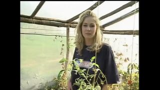 Szőke MILF Leona mohón nyel a monstrum farkat, majd forró élvezettel tölti meg a száját