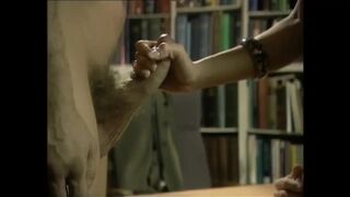 Arcra ülő dominánsnő öklözi a rabszolgája fenekét, miközben mélyen megdugja