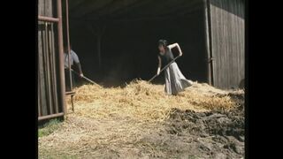 Dina Pearl a tanyán mélyen nyeli a vastag farkat