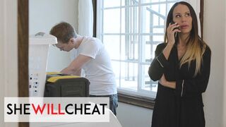 She Will Cheat: McKenzie Lee Vadul Elcsábítja a Jó Képű Szerelőt a Hűtlen Férje Előtt