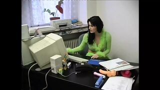 Karma Rosenberg és Meri lázas leszbikus hátsó nyílásának vad, nedves felfedezése vastag farokkal és mohó szopással a retró pornóban