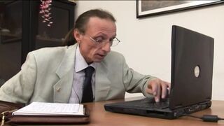 Ribanc MILF titkárnő mohón szívja a főnök kemény farkát
