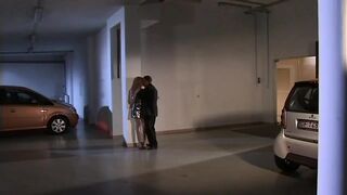 Donna Bell szőke testével és kívánatos fenekével élvezi a vastag fasz mély anális behatolását