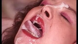 Szőrös német milf mohón nyel a vastag farokig és nyalja le minden cseppjét